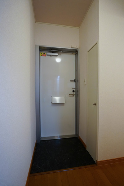 レオパレスバロンの玄関写真