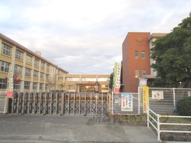 小学校　必佐小学校（小学校）まで550m