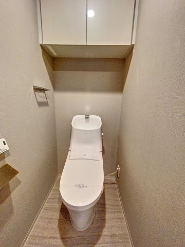 トイレ　温水洗浄便座です。