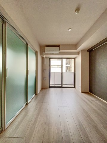 居室・リビング　落ち着いた色合いの床材を使用した居住空間です。