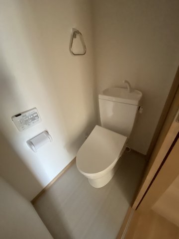 トイレ　同物件内別号室のお写真になります