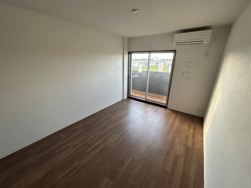 居室・リビング　※同建物の別のお部屋の写真です。