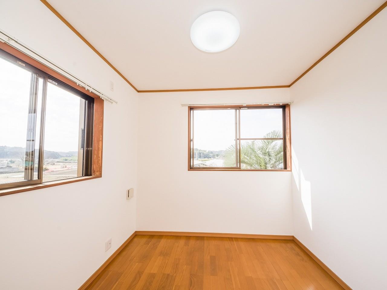 その他　居室1。2階に2室。2方向窓で収納もある明るいお部屋です。