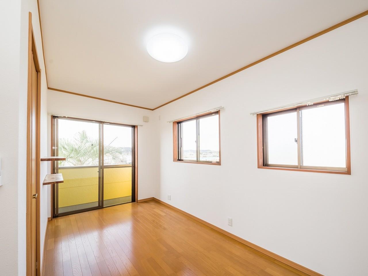 眺望　居室2。バルコニーと窓のあるこちらも明るいお部屋