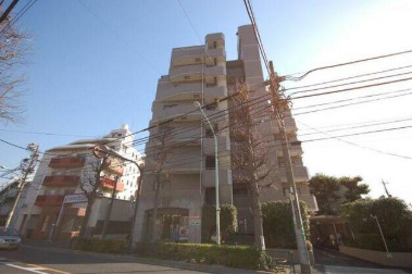 建物外観　鉄筋コンクリート造のがっちりとした建物。