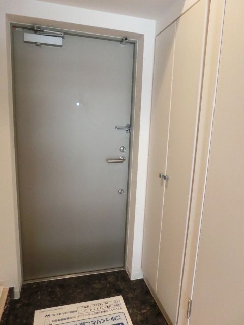 レジディア三越前の玄関写真