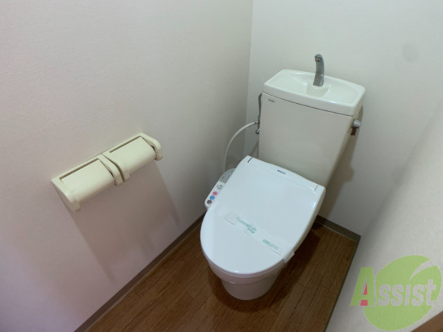 トイレ　トイレはウォシュレット機能付き。スペースも広いです。