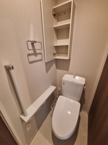 トイレ　手すり付きでつまづき防止/温水洗浄便座付き