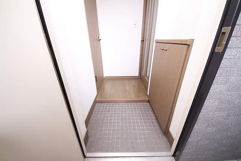 地下鉄空港線 西新駅 徒歩9分 9階建 築31年の玄関写真