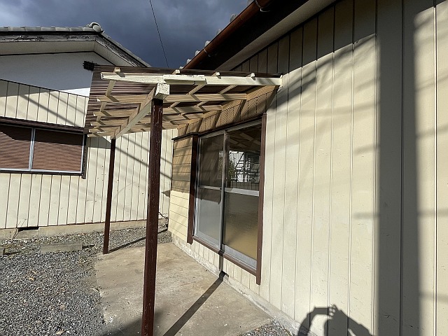 庭　屋根付きで駐輪所にも使えます！