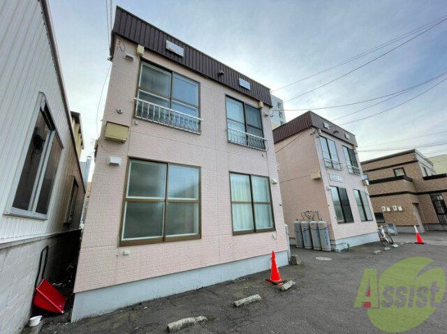札幌市中央区南十六条西のアパートの建物外観