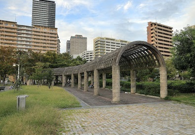 【プレサンス難波フィールドの公園】