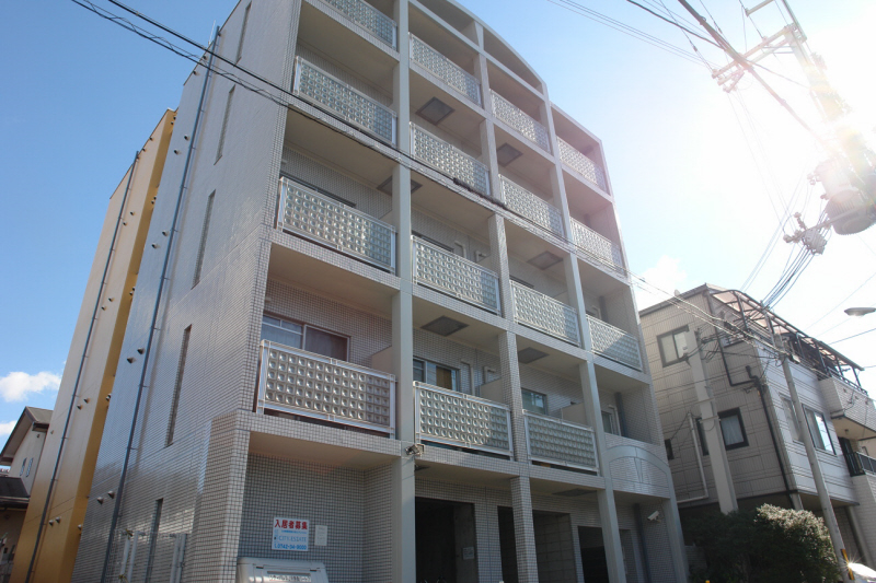 奈良市三条町のマンションの建物外観