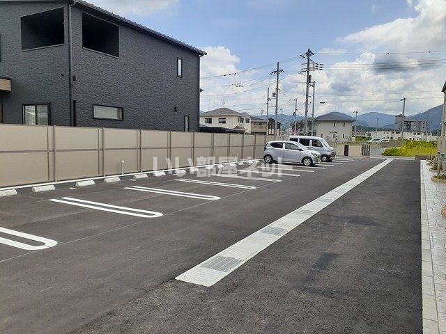 【クレインコートIIの駐車場】