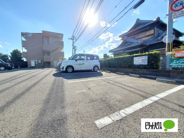 【カルム宮の駐車場】