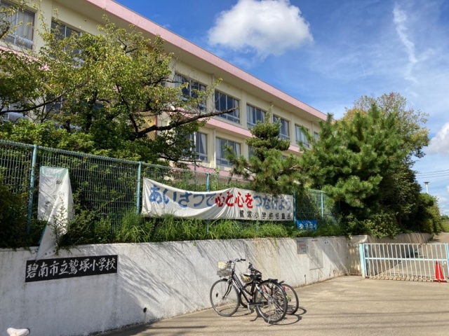 【碧南市池下町のアパートの小学校】