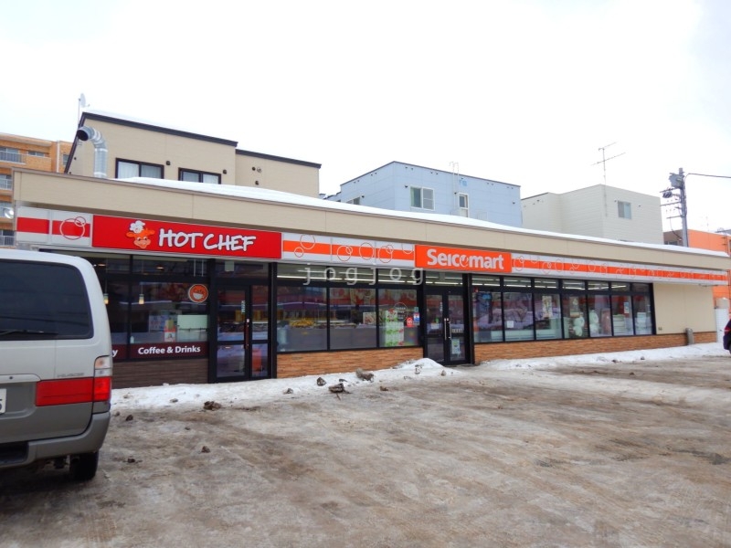 【札幌市豊平区中の島一条のマンションのコンビニ】