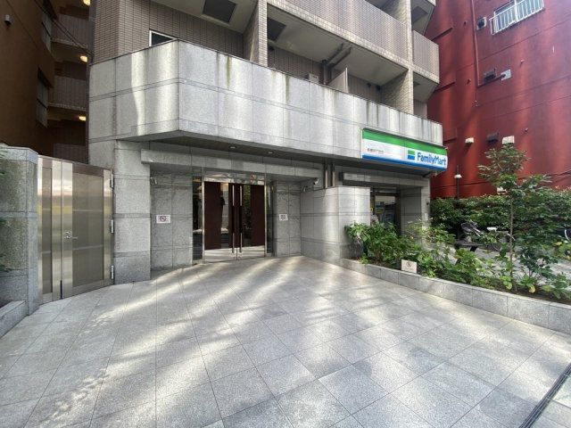 【港区新橋のマンションのエントランス】