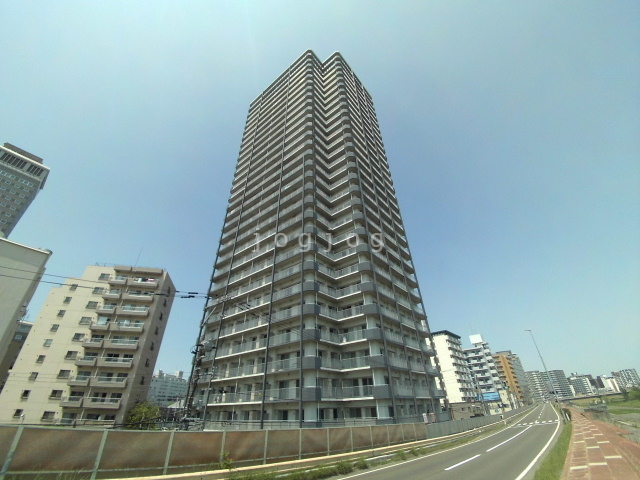 【札幌市中央区南九条西のマンションの建物外観】