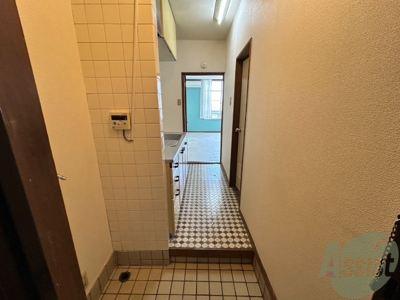 玄関　白を基調とした内装なので明るく感じることが出来ます。