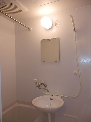 洗面設備　ゆとりの浴室です