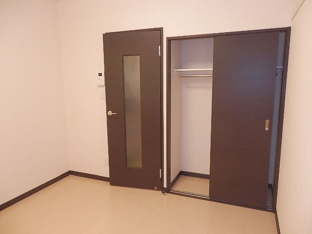 その他部屋・スペース　バルコニー側からの室内です