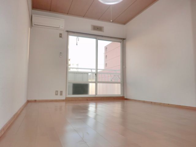 居室・リビング　エアコン完備の快適なお部屋。