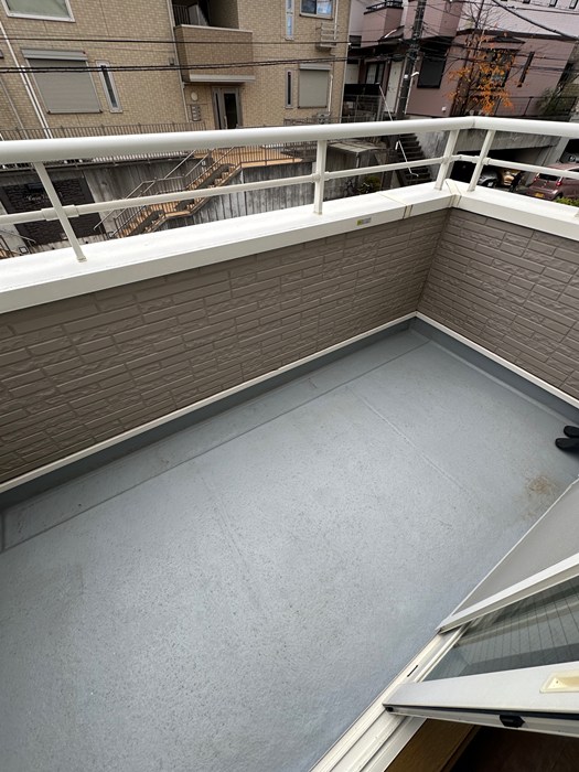 バルコニー　バルコニーは南東向きで陽当たり良好！晴れた日のお洗濯物は朝か