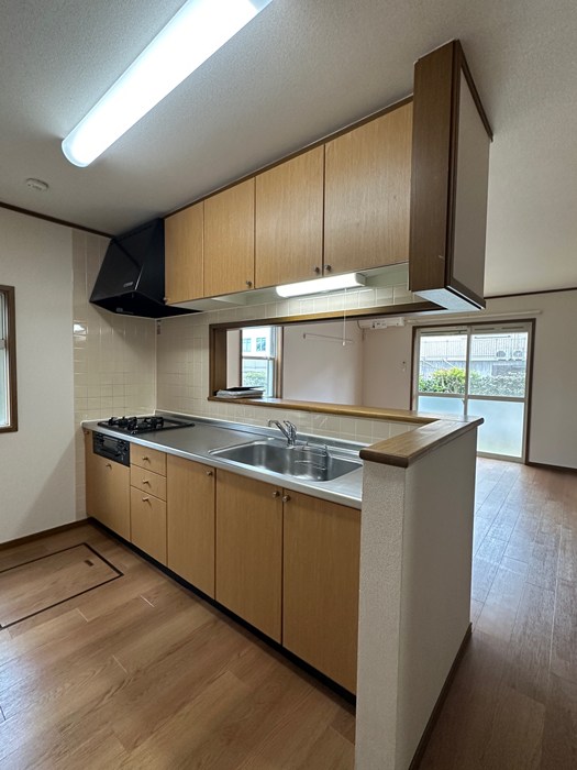 キッチン　3口ガスコンロ/グリル付きシステムキッチンです☆窓があるので