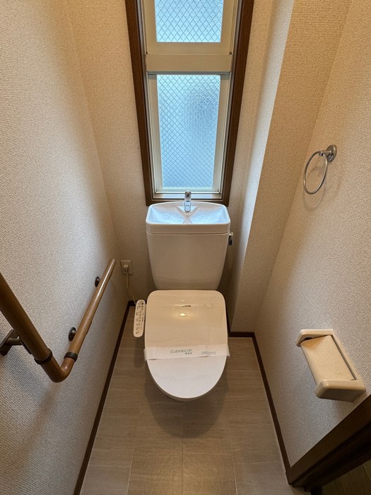 トイレ　1階・トイレは温水洗浄便座♪人気のバストイレ別です♪窓のある