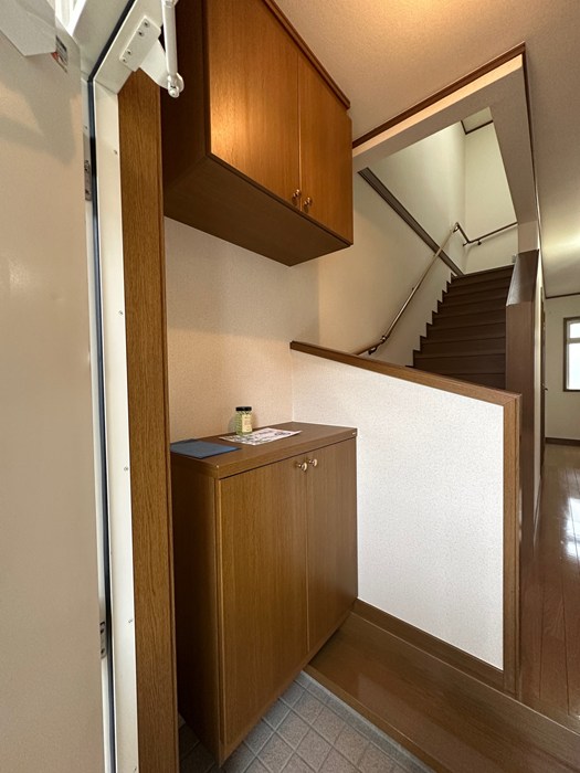 玄関　玄関には上下タイプのシューズボックス付き！間のスペースは飾り