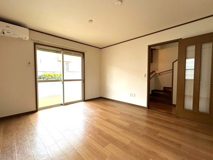 居室・リビング　1階・南東向きリビングダイニングキッチン14帖☆専用庭に繋が