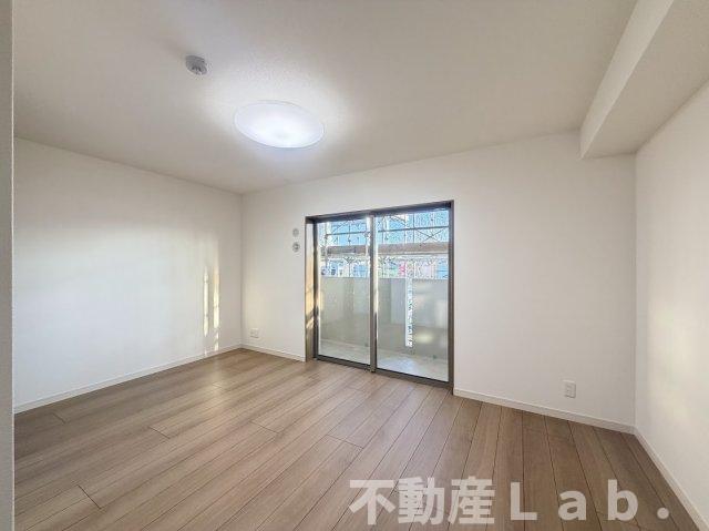 居室・リビング　※同型反転タイプのお写真です。