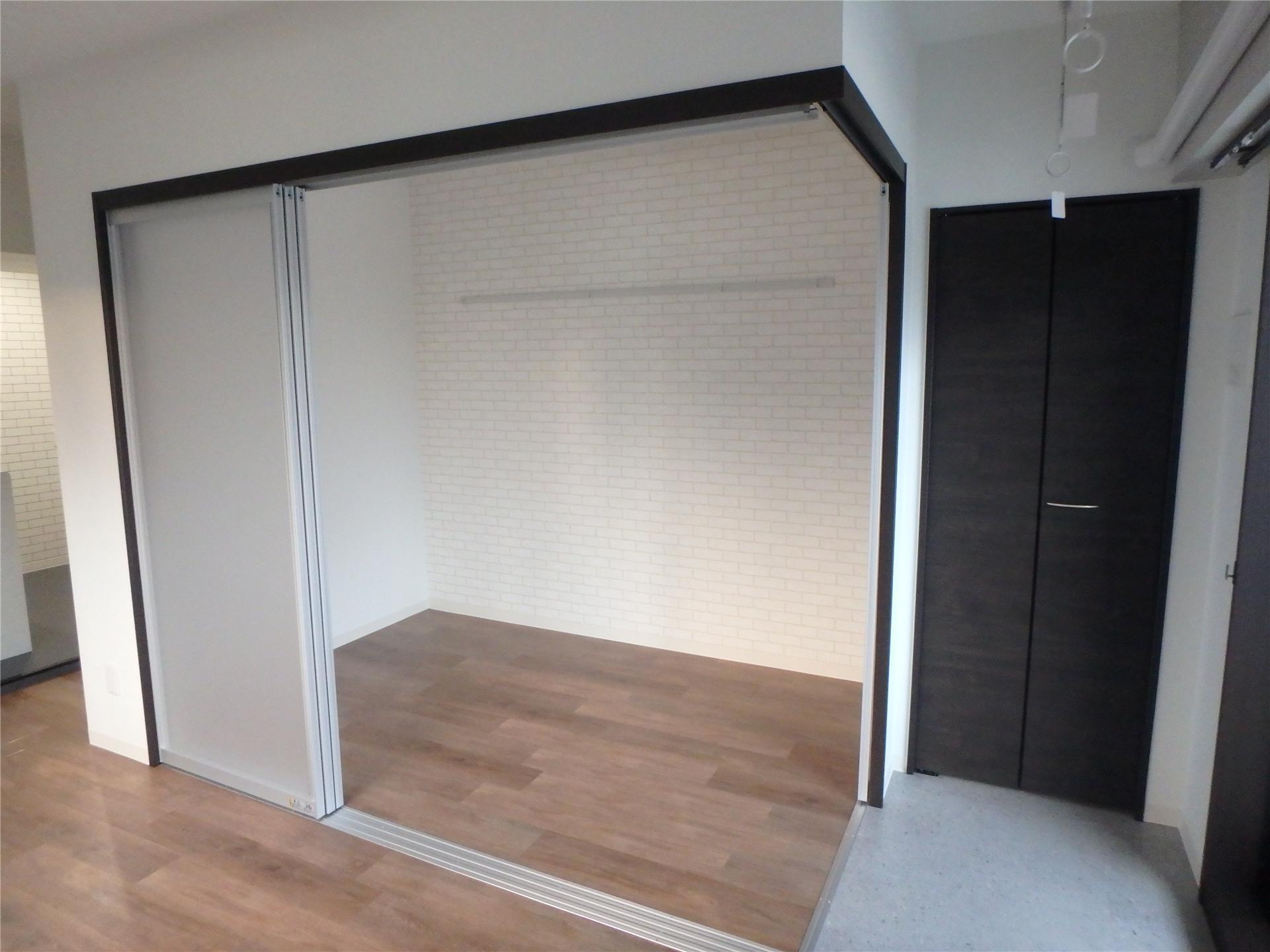 その他　室内物干し付きで雨の日でも洗濯物が干せます