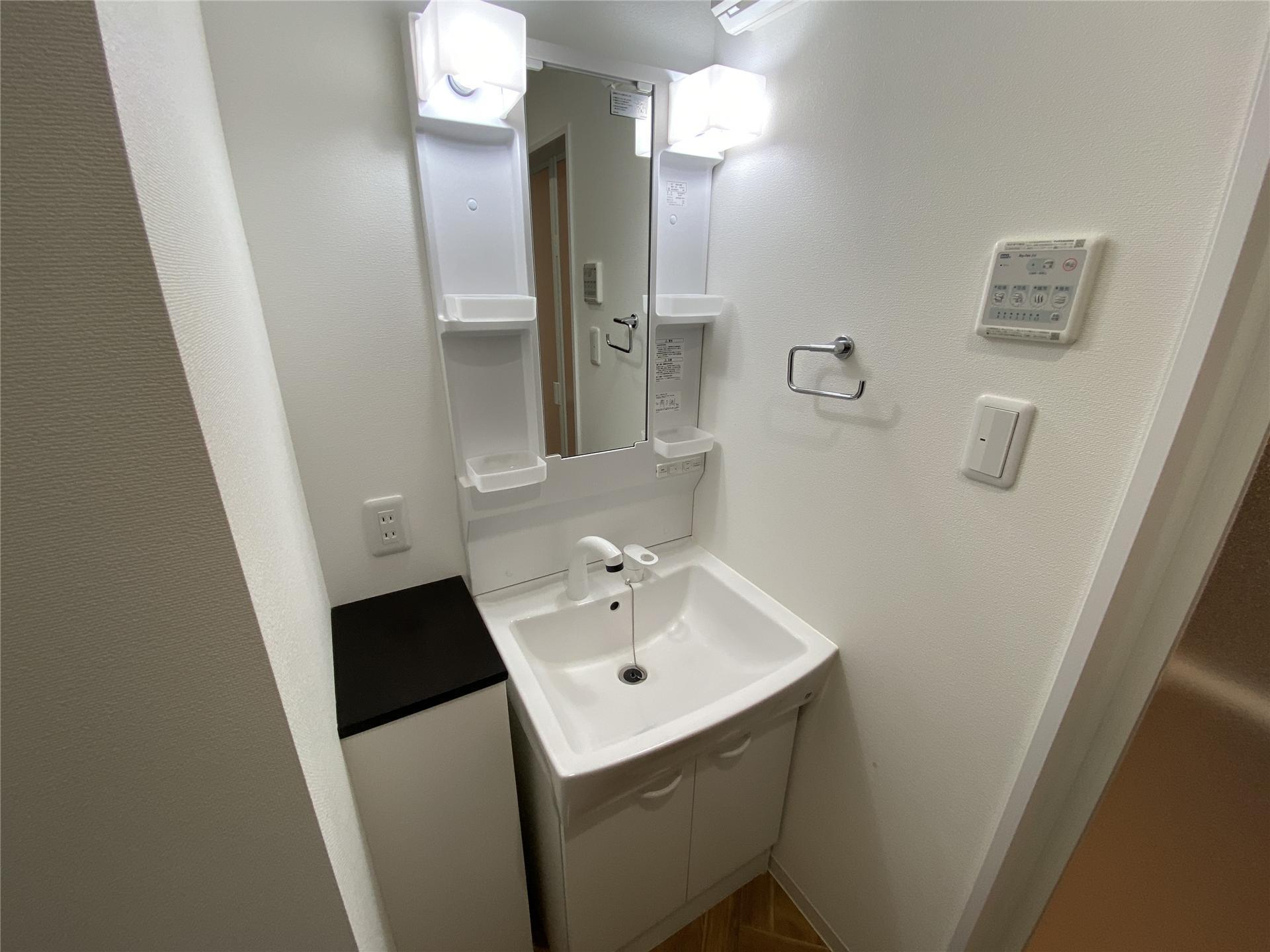 洗面設備　身支度に役立つ独立洗面台付きです