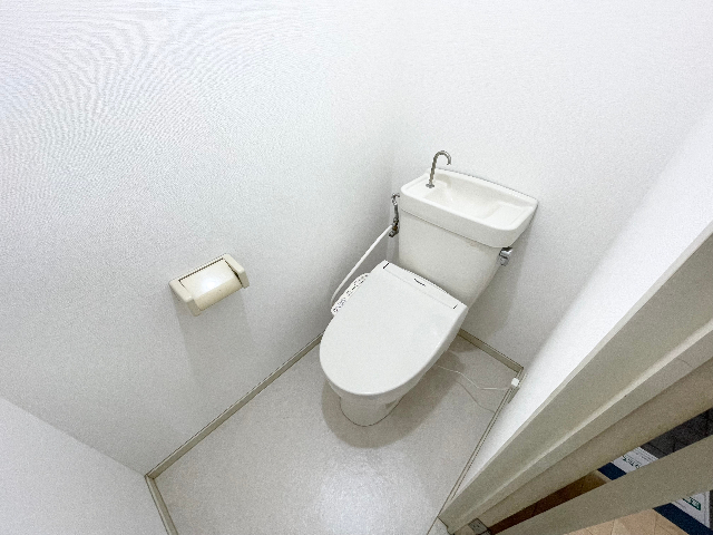 トイレ　※室内写真は別室サンプル写真。