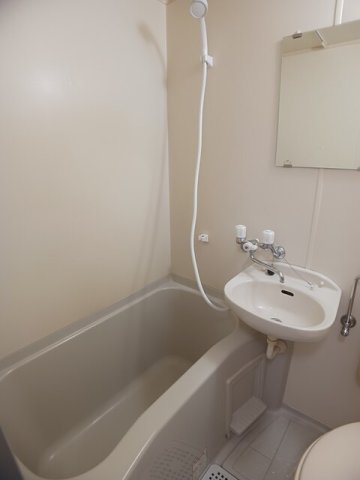 バス・シャワールーム　コンパクトで使いやすいお風呂です