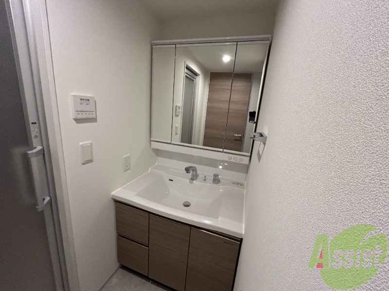 洗面設備　独立洗面台がございます。大きな鏡とたくさんの収納が特徴。