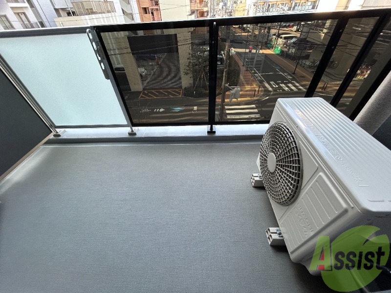 バルコニー　ベランダは洗濯物を干すのに十分な広さがございます。