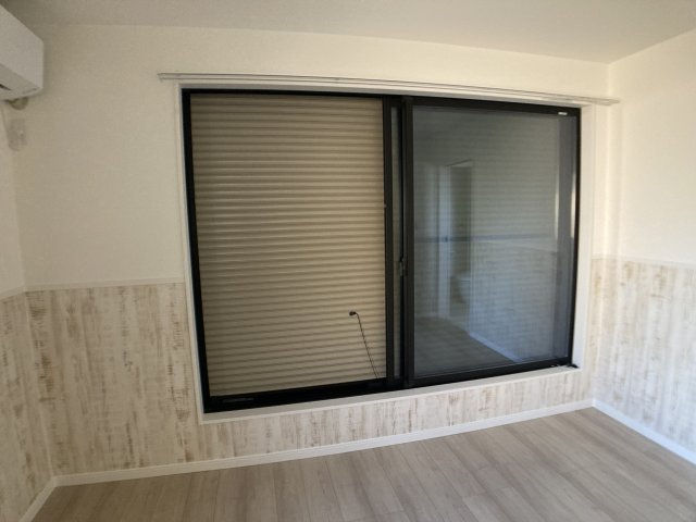 その他　シャッター雨戸を各窓に完備しています