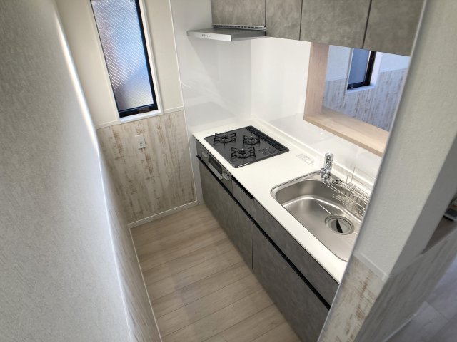 キッチン　カウンターシステムキッチン、3口ガスコンログリル付き