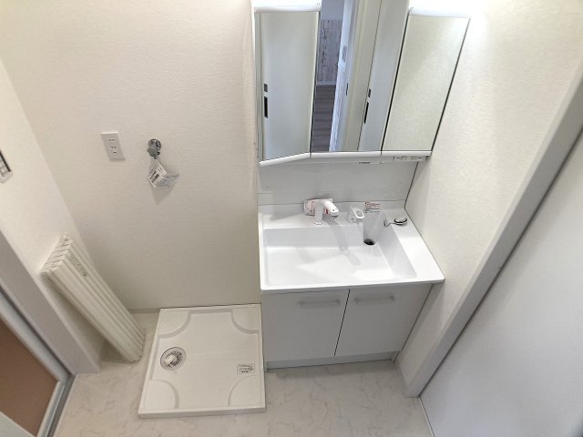 洗面設備　3面鏡のシャワー付きの独立洗面