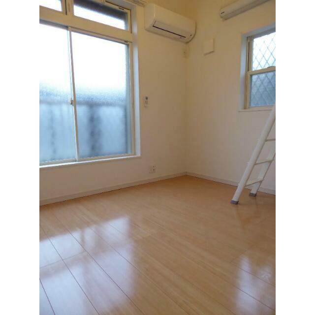 居室・リビング　ナチュラルカラーを基調とした明るい室内