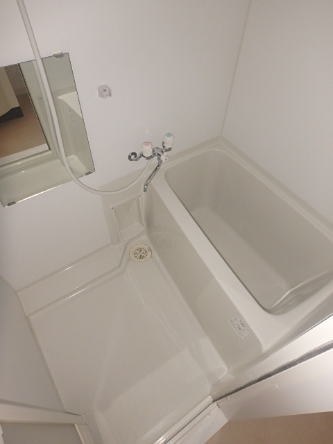 バス・シャワールーム　浴室乾燥機付きのバスルームです。