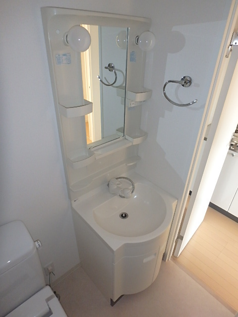 洗面設備　忙しい朝も安心の独立洗面台です。