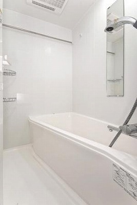 バス・シャワールーム　ゆったり足が伸ばせるバスタブです♪♪