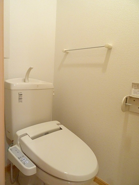 トイレ　温水洗浄便座です。