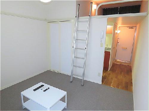 居室・リビング　家具家電が備え付けのお部屋です