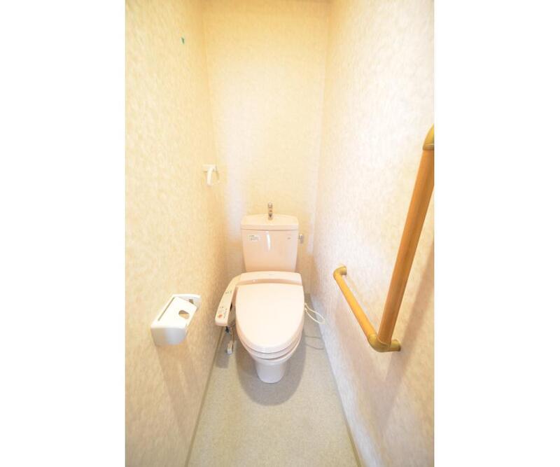 トイレ　同建物内、別のお部屋の参考写真になります。