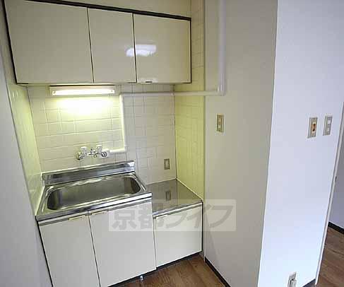 キッチン　二口コンロが置けます。